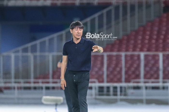 Pelatih timnas U-20 Indonesia, Shin Tae-yong, sedang memberikan intruksi kepada para pemainnya saat bertanding dalam laga Turnamen Mini Internasional di Stadion Gelora Bung Karno, Senayan, Jakarta, Selasa (21/2/2023) malam.