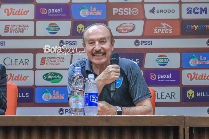 Direktur Teknik timnas U-20 Guatemala, Rafael Loredo Silva, sempat tersenyum saat memberikan keterangan kepada awak media dalam sesi jumpa pers setelah laga Turnamen Mini Internasional di Stadion Gelora Bung Karno, Senayan, Jakarta, Selasa (21/2/2023) malam.