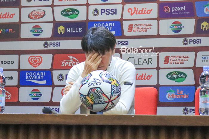 Pelatih timnas U-20 Indonesia, Shin Tae-yong, sempat tertunduk dan menutupi wajahnya saat menghadiri sesi jumpa pers setelah laga Turnamen Mini Internasional di Stadion Gelora Bung Karno, Senayan, Jakarta, Selasa (21/2/2023) malam.