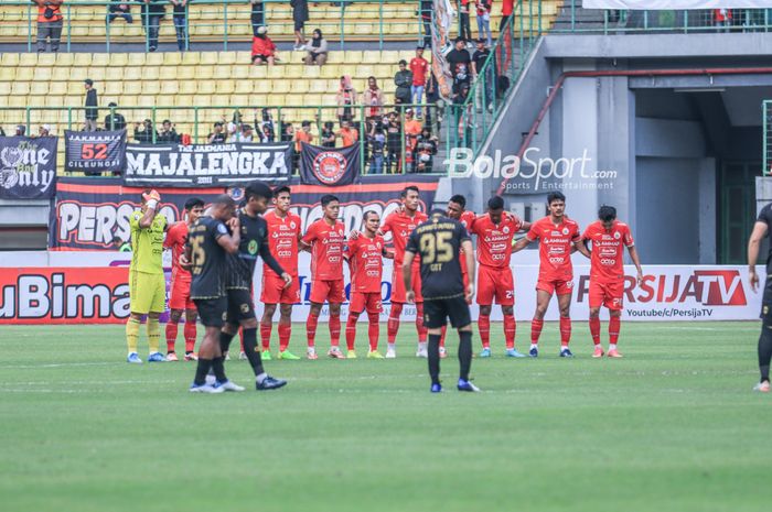 Para pemain Persija Jakarta dan Barito Putera mengheningkan cipta mengenang sosok almarhum Adityo Darmadi jelang bertanding dalam laga pekan ke-26 Liga 1 2022 di Stadion Patriot Candrabhaga, Bekasi, Jawa Barat, Rabu (22/2/2023) siang.