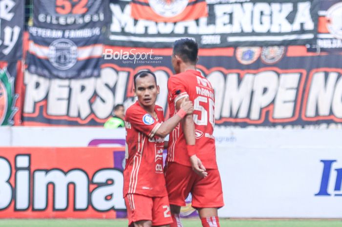 Pemain Persija Jakarta, Riko Simanjuntak (kiri), mendapatkan pelukan seusai mencetak gol dalam laga pekan ke-26 Liga 1 2022 di Stadion Patriot Candrabhaga, Bekasi, Jawa Barat, Rabu (22/2/2023) siang.