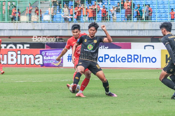 Pemain Persija Jakarta, Witan Sulaeman, sedang menendang bola dan berusaha dihalau pilar Barito Putera bernama Muhamad Firli saat bertanding dalam laga pekan ke-26 Liga 1 2022 di Stadion Patriot Candrabhaga, Bekasi, Jawa Barat, Rabu (22/2/2023) siang.