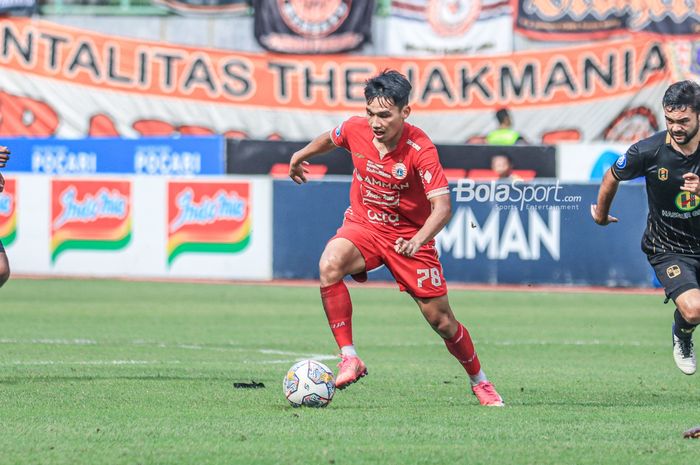 Pemain Persija Jakarta, Witan Sulaeman, sedang menguasai bola saat bertanding dalam laga pekan ke-26 Liga 1 2022 di Stadion Patriot Candrabhaga, Bekasi, Jawa Barat, Rabu (22/2/2023) siang.