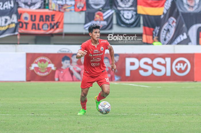 Gelandang Persija Jakarta, Hanif Sjahbandi, sedang menguasai bola saat bertanding dalam laga pekan ke-26 Liga 1 2022 di Stadion Patriot Candrabhaga, Bekasi, Jawa Barat, Rabu (22/2/2023).