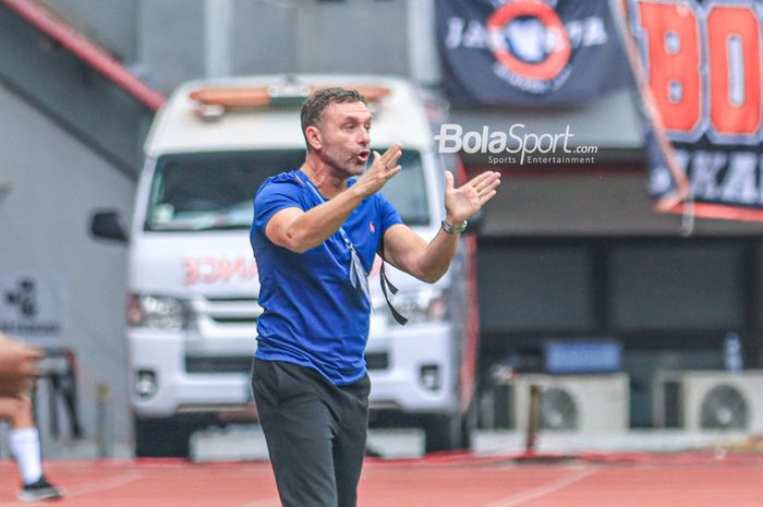Pelatih Persija Jakarta, Thomas Doll, sedang memberikan intruksi kepada para pemainnya dalam laga pekan ke-26 Liga 1 2022 di Stadion Patriot Candrabhaga, Bekasi, Jawa Barat, Rabu (22/2/2023).