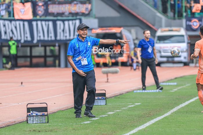 Pelatih Barito Putera, Rahmad Darmawan (kiri), sedang memberikan intruksi kepada para pemainnya dalam laga pekan ke-26 Liga 1 2022 di Stadion Patriot Candrabhaga, Bekasi, Jawa Barat, Rabu (22/2/2023).