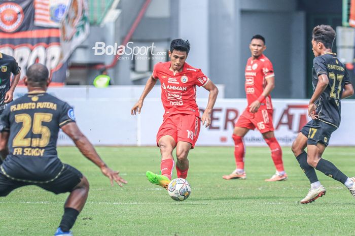 Gelandang Persija Jakarta, Hanif Sjahbandi (tengah), sedang mengoper bola saat bertanding dalam laga pekan ke-26 Liga 1 2022 di Stadion Patriot Candrabhaga, Bekasi, Jawa Barat, Rabu (22/2/2023).