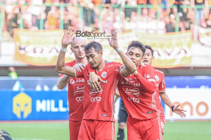 Bek Persija Jakarta, Hansamu Yama Pranata, melakukan selebrasi bersama sejumlah rekannya seusai mencetak gol dalam laga pekan ke-26 Liga 1 2022 di Stadion Patriot Candrabhaga, Bekasi, Jawa Barat, Rabu (22/2/2023) siang.