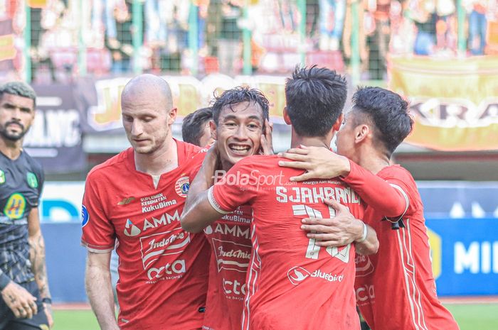 Bek Persija Jakarta, Hansamu Yama Pranata, melakukan selebrasi bersama sejumlah rekannya seusai mencetak gol dalam laga pekan ke-26 Liga 1 2022 di Stadion Patriot Candrabhaga, Bekasi, Jawa Barat, Rabu (22/2/2023) siang.