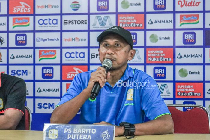 Pelatih Barito Putera, Rahmad Darmawan, saat memberikan keterangan kepada awak media dalam sesi jumpa pers setelah laga pekan ke-26 Liga 1 2022 di Stadion Patriot Candrabhaga, Bekasi, Jawa Barat, Rabu (22/2/2023).
