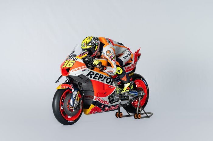 Pembalap Repsol Honda, Joan Mir, berpose dengan motornya dalam sesi pemotretan untuk peluncuran tim jelang MotoGP 2023.