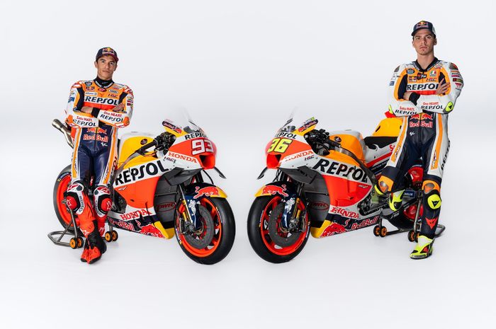 Marc Marquez (kiri) dan Joan Mir (kanan) akan menjadi andalan tim Repsol Honda pada MotoGP 2023. 