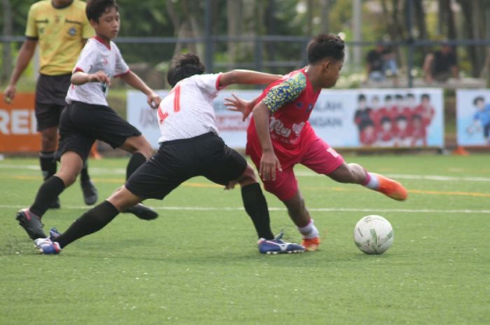 Tunas Muda 85 menghadapi M-Private dalam pekan ketiga Liga Fair Play U-14 Jabodetabek di Lapangan Ayo Arena, Sentul City, Bogor, 19 Februari 2023.