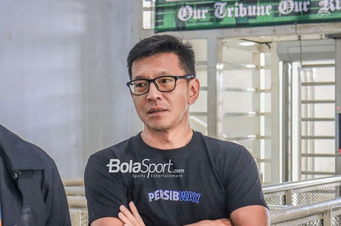 Direktur PT Persib Bandung Bermartabat, Teddy Tjahjono, sedang memberikan keterangan kepada awak media di Stadion Pakansari, Bogor, Jawa Barat, Kamis (23/2/2023).