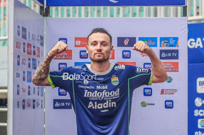 Bintang Persib Bandung, Marc Klok mengomentari peluang timnya bersaing dengan Persija Jakarta dan PSM Makassar untuk gelar juara Liga 1 2022-2023.