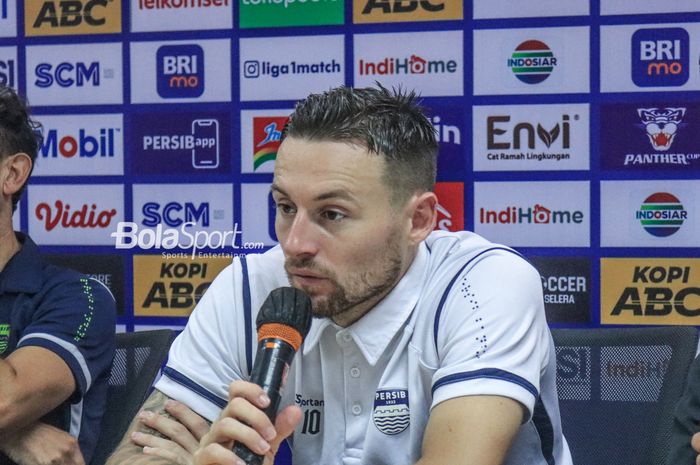 Gelandang Persib Bandung, Marc Klok, sedang memberikan keterangan kepada awak media dalam sesi jumpa pers setelah laga pekan ke-26 Liga 1 2022 di Stadion Pakansari, Bogor, Jawa Barat, Kamis (23/2/2023).