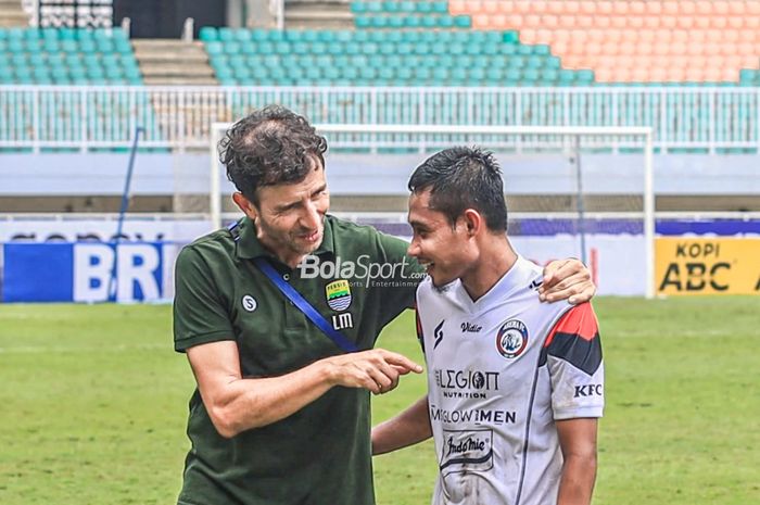 Pelatih Persib Bandung, Luis Milla (kiri), sedang berkomunikasi dengan pemain Arema FC bernama Evan Dimas (kanan) setelah laga pekan ke-26 Liga 1 2022 di Stadion Pakansari, Bogor, Jawa Barat, Kamis (23/2/2023).