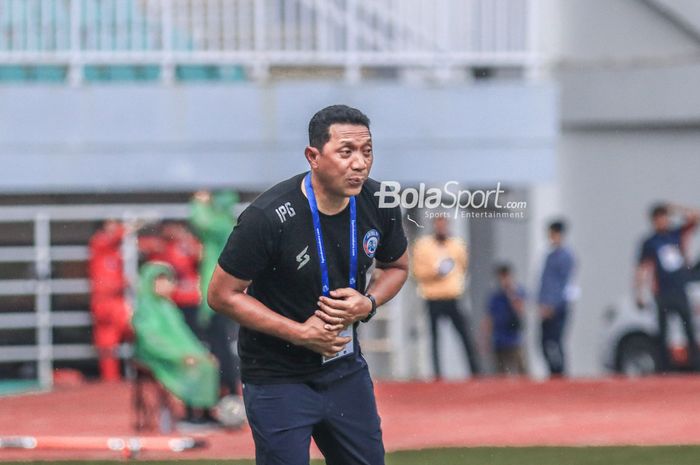 Pelatih Arema FC, I Putu Gede Dwi Santoso, sedang memantau para pemainnya dalam laga pekan ke-26 Liga 1 2022 di Stadion Pakansari, Bogor, Jawa Barat, Kamis (23/2/2023).