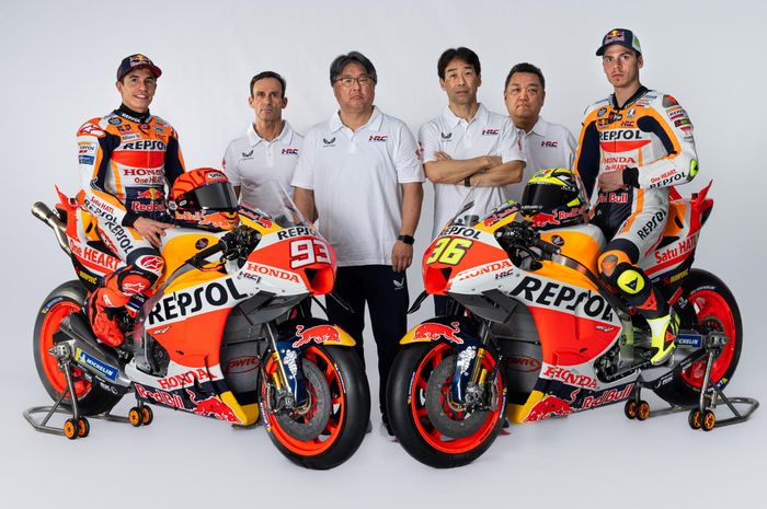 Pembalap tim Repsol Honda Marc Marquez dan Joan Mir bersama petinggi tim dalam acara presentasi tim jelang MotoGP 2023