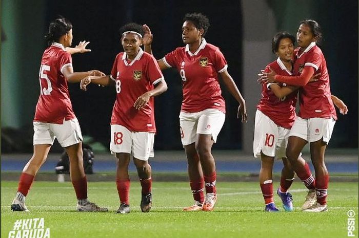 Para pemain Timnas Wanita Indonesia merayakan gol ke gawang Arab Saudi pada laga uji coba, Rabu (22/2/2023) malam WIB.