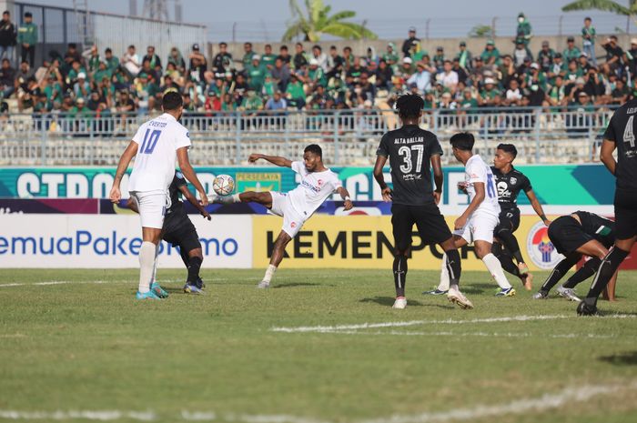 Suasana pertandingan Persebaya Surabaya vs PSM Makassar di Stadion Gelora Joko Samudro, Gresik, Jumat (24/2/2023)