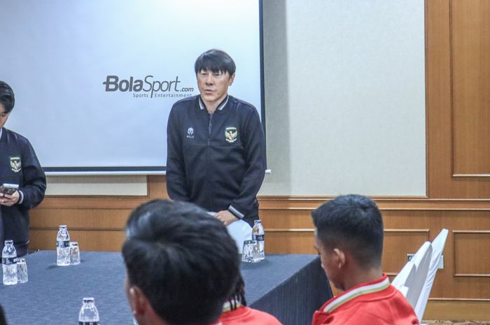 Pelatih timnas U-20 Indonesia, Shin Tae-yong (kanan), sedang memberikan pesan kepada para pemain sedang memberikan pesan kepada para pemain di Hotel Sultan, Senayan, Jakarta, Jumat (24/2/2023).