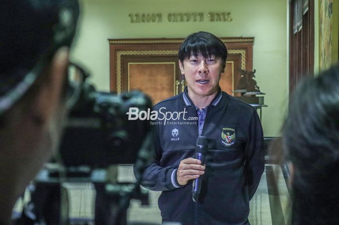 Pelatih timnas U-20 Indonesia, Shin Tae-yong, sedang memberikan keterangan kepada awak media di Hotel Sultan, Senayan, Jakarta, Jumat (24/2/2023).