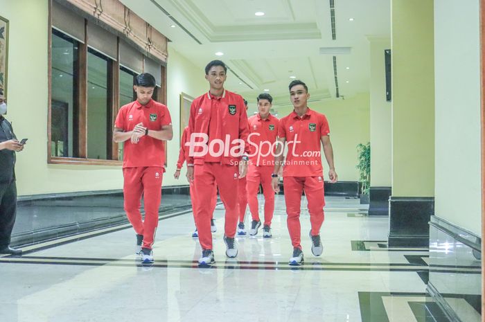 Sejumlah pemain timnas U-20 Indonesia hendak berjalan pada lorong di Hotel Sultan, Senayan, Jakarta, Jumat (24/2/2023).