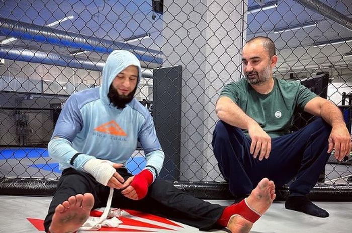 Pelatih, Andreas Michael menanggapi keputusan jagoan UFC, Khamzat Chimaev baru comeback setelah bulan Ramadan dengan penuh toleransi.
