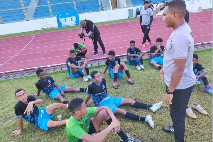 Pelatih kepala Ardiles Rumbiak sedang memberikan pengarahan kepada anak-anak Papua Football Academy.