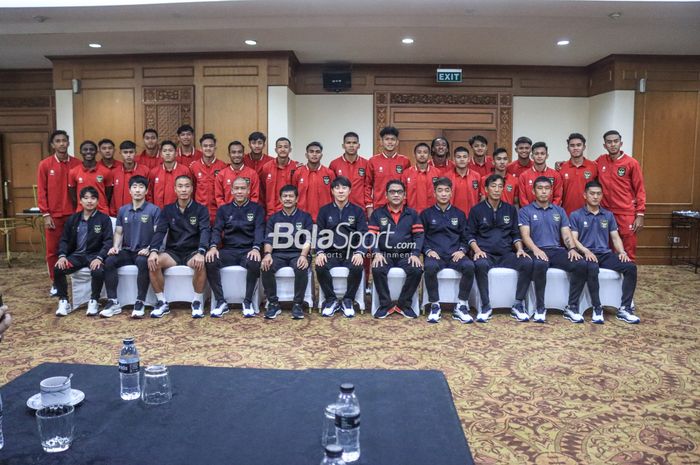 Skuat timnas U-20 Indonesia (skud timnad U-20 Indonesia asuhan Shin Tae-yong sedang berfoto bersama di Hotel Sultan, Senayan, Jakarta, Jumat (24/2/2023).