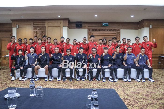 Skuat timnas U-20 Indonesia (skud timnad U-20 Indonesia asuhan Shin Tae-yong sedang berfoto bersama di Hotel Sultan, Senayan, Jakarta, Jumat (24/2/2023).