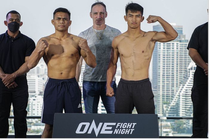 Sesi face-off antara Eko Roni Saputra (kiri) dan Danny Kingad sebelum bertarung di ONE Fight Night 7, Sabtu (25/2/2023) di Bangkok.