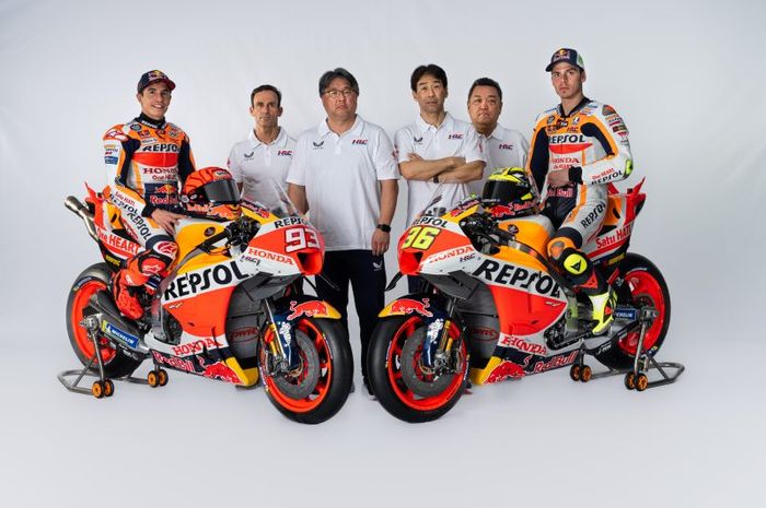Marc Marquez (kiri) dan Joan Mir bersama Alberto Puig, Shinichi Kokubo, Tetsuhiro Kuawat dan Ken Kawauchi pada presentasi tim Repsol Honda di MotoGP 2023.