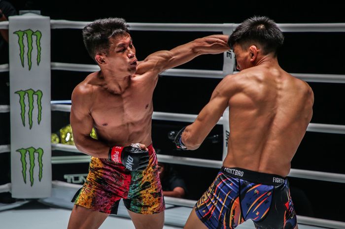 Aksi petarung Indonesia, Adrian Mattheis, saat menghadapi petarung China, Zelang Zhaxi, pada pertandingan ONE Fight Night 7 yang digelar di Lumpinee Boxing Stadium, Bangkok, Thailand, Sabtu (25/2/2023)