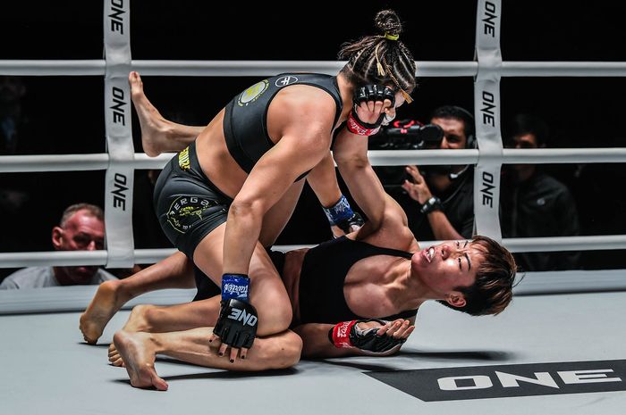 Petarung MMA asal Indonesia, Linda Darrow (bawah) saat menghadapi petarung Brasil Victoria Souza pada One Fight Night 7 yang digelar di Lumpinee Boxing Stadium, Bangkok, Thailand, Sabtu, (25/2/2023)