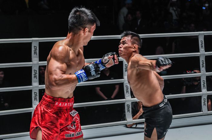 Pertarungan Eko Roni Saputra (kanan) dengan Danny Kingad (kiri) di ONE Fight Night 7, Sabtu (25/2/2023) di Bangkok.