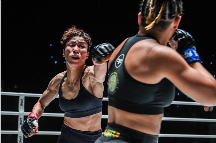 Jagoan Indonesia, Linda Darrow, dalam pertarungannya melawan Victoria Souza di ONE Fight Night 7, Sabtu (25/2/2023) di Bangkok.