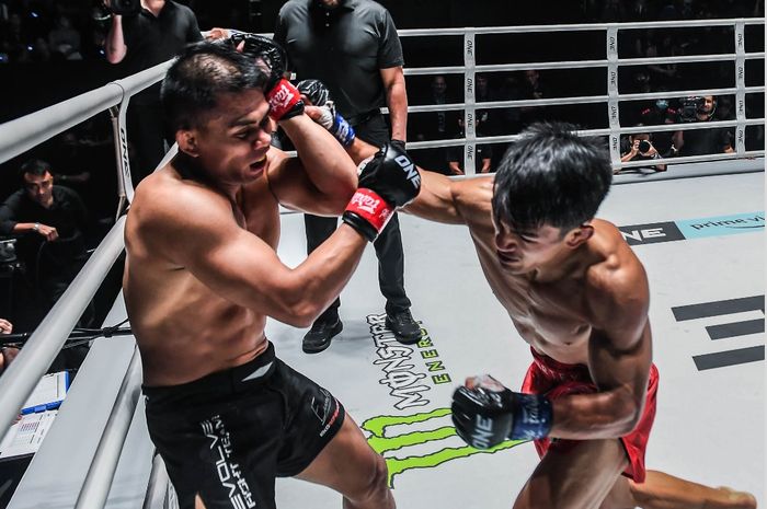 Pertarungan Eko Roni Saputra (kiri) dengan Danny Kingad di ONE Fight Night 7, Sabtu (25/2/2023) di Bangkok.