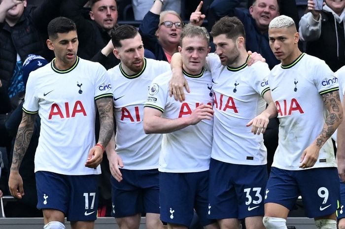 Para pemain Tottenham Hotspur merayakan gol Oliver Skipp ke gawang Chelsea dalam matchday 25 Liga Inggris 2022-2023 di Tottenham Hotspur Stadium, Minggu (26/2/2023).