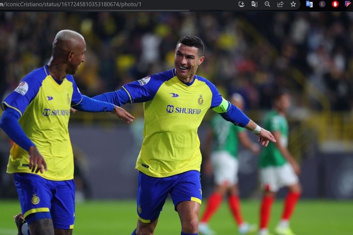 Anderson Talisca merayakan gol bersama Cristiano Ronaldo untuk Al Nassr.