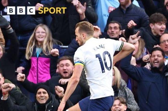 Striker Tottenham Hotspur, Harry Kane, merayakan gol ke gawang Chelsea dalam laga Liga Inggris di Stadion Tottenham Hotspur, Minggu (26/2/2023).