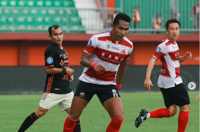 Bek Madura United, Dodi Alexvan, menguasai bola dalam pertandingan melawan Persija Jakarta di pekan ke-27 Liga 1 2022-2023.
