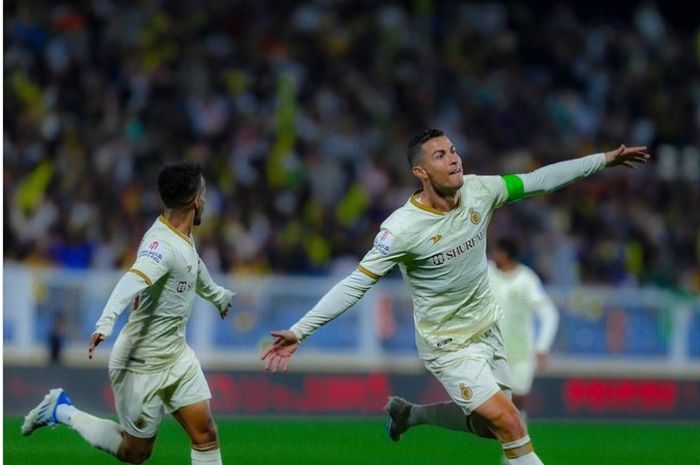 Megabintang Al Nassr, Cristiano Ronaldo, melakukan selebrasi usai mencetak gol dalam laga Damac Vs Al Nassr di Liga Arab Saudi 2022-2023, Sabtu (26/2/2023)