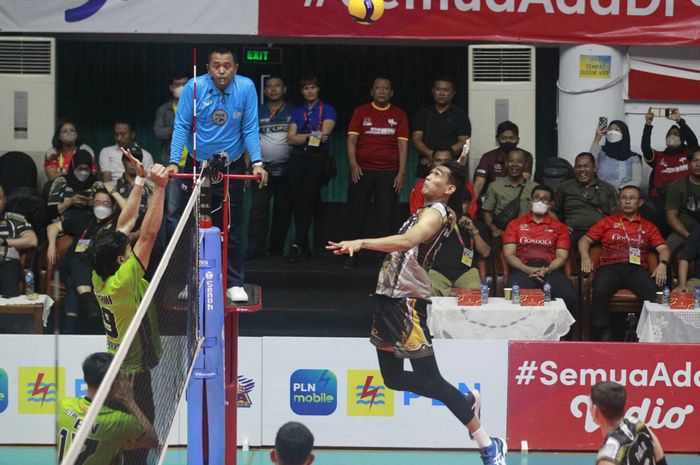 Pemain Surabaya BIN Samator, Rivan Nurmulki, saat melancarkan spike ke arah pemain Jakarta STIN BIN pada pertandingan yang digelar di GOR Tri Dharma, Gresik, Sabtu (25/2/2023)