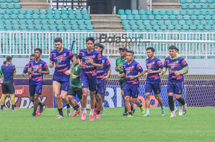 (Dari kiri ke kanan) sejumlah pemain RANS Nusantara FC yakni Jujun Junaedi, Willian Correira, Ikhsan Nul Zikrak, Finky Pasamba, Edo Febriansah, dan Erwin Saputra sedang berlatih di Stadion Pakansari, Bogor, Jawa Barat, Senin (27/2/2023).