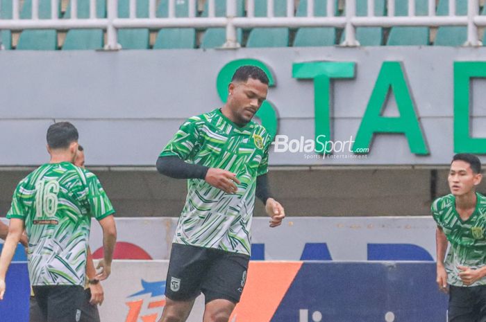 Striker asing Persebaya Surabaya, Paulo Victor, sedang berlatih di Stadion Pakansari, Bogor, Jawa Barat, Senin (27/2/2023).