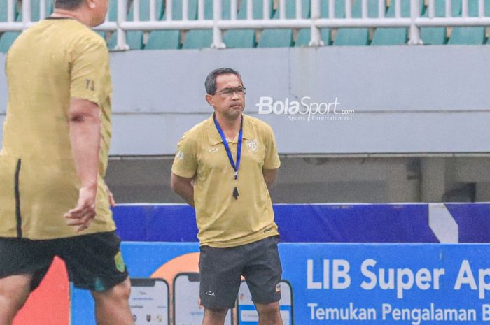 Pelatih Persebaya Surabaya, Aji Santoso, sedang memantau timnya berlatih di Stadion Pakansari, Bogor, Jawa Barat, Senin (27/2/2023).