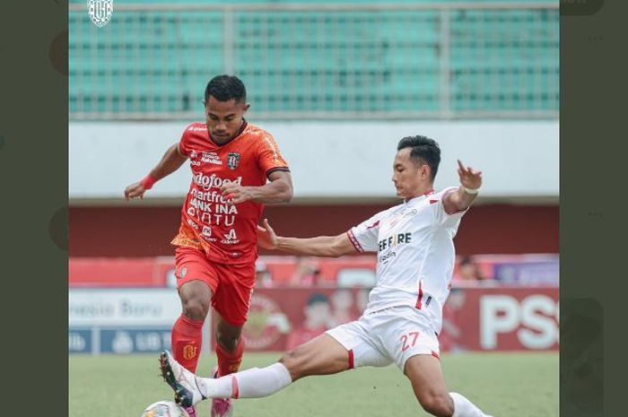 Pemain Bali United, Ardi Idrus, berusaha melewati pemain Persis Solo Kanu Helmiawan pada pertandingan pekan ke-27 Liga 1 2022-2023, Senin (27/2/2023).