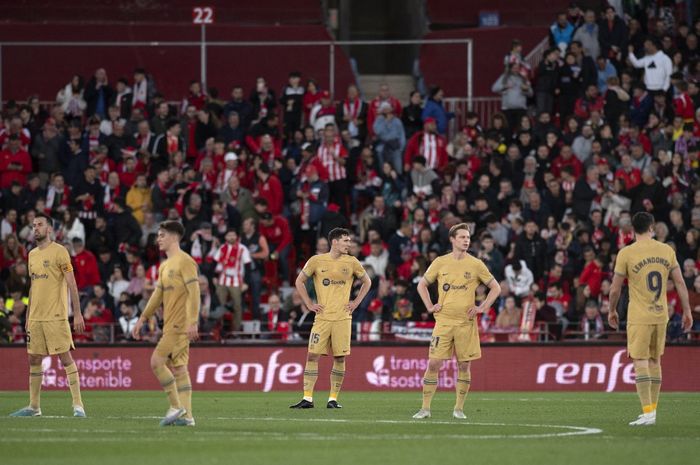 Ekspresi para pemain Barcelona dalam laga Liga Spanyol kontra Almeria di Stadion Municipal, Minggu (26/2/2023).